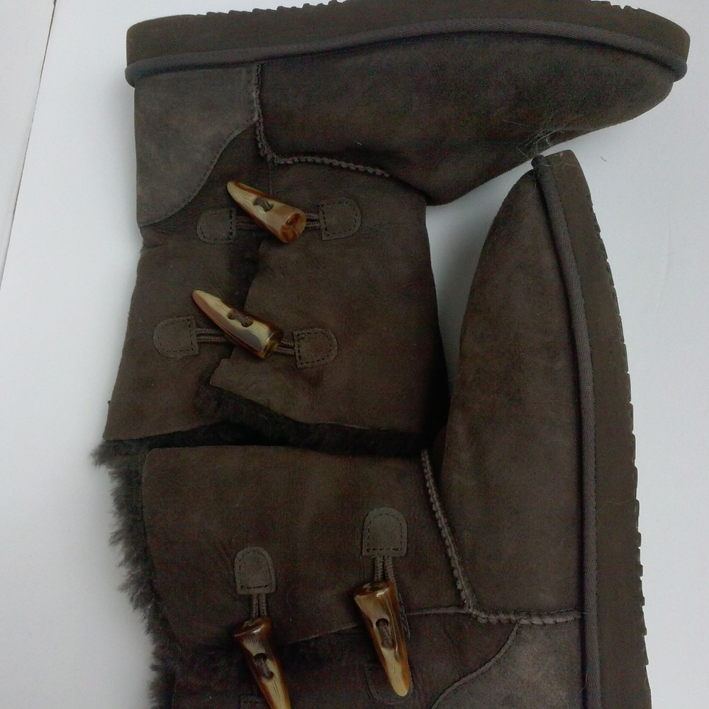 Uggs (like type boot) no brand name...very simular